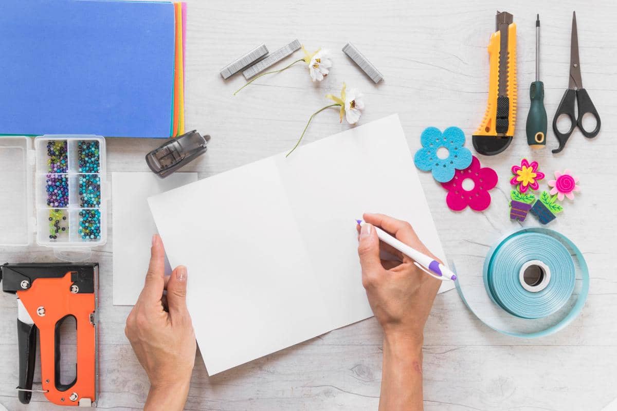 ilustrasi bahan-bahan untuk membuat scrapbook 