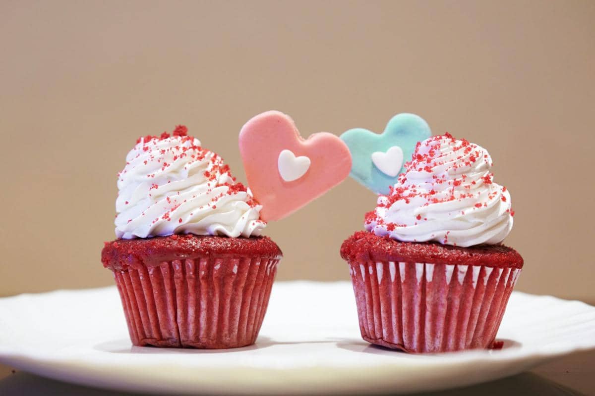 ilustrasi red velvet cupcake cream cheese