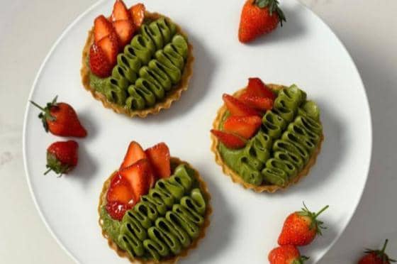 Ilustrasi matcha strawberry tart