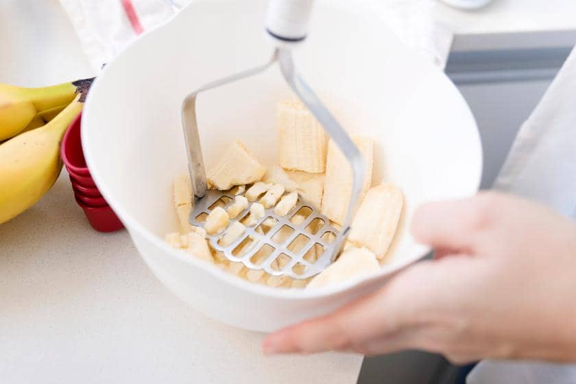 Ilustrasi menghancurkan pisang