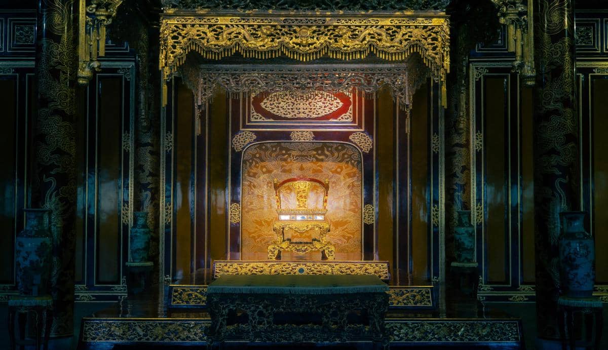 ilustrasi singgasana (unsplash.com/Khoa Bui)