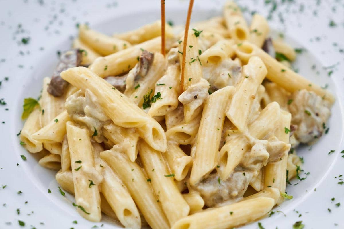 ilustrasi creamy mushroom pasta