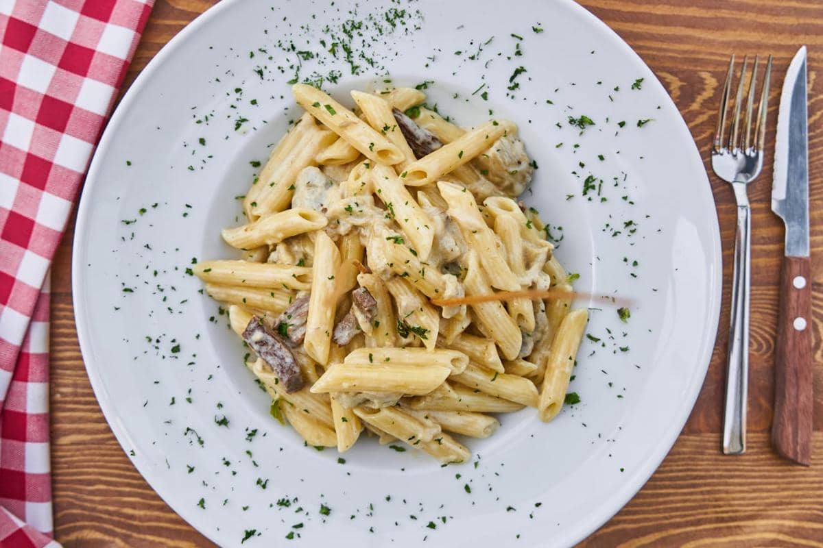 ilustrasi creamy mushroom pasta