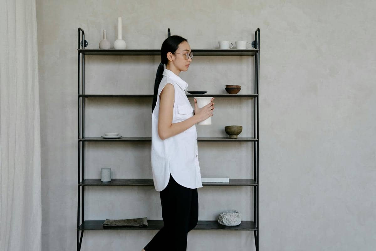 Menata pajangan keramik