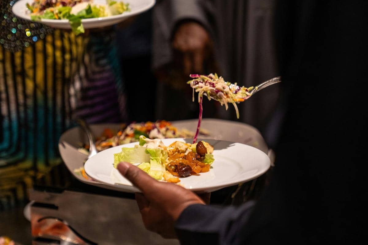 Mengambil hidangan ke piring