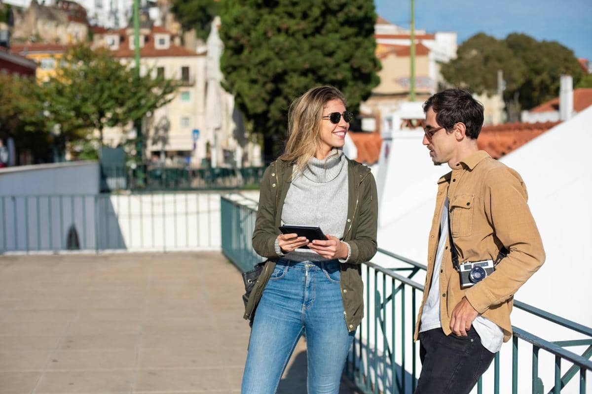 ilustrasi traveling bersama pasangan