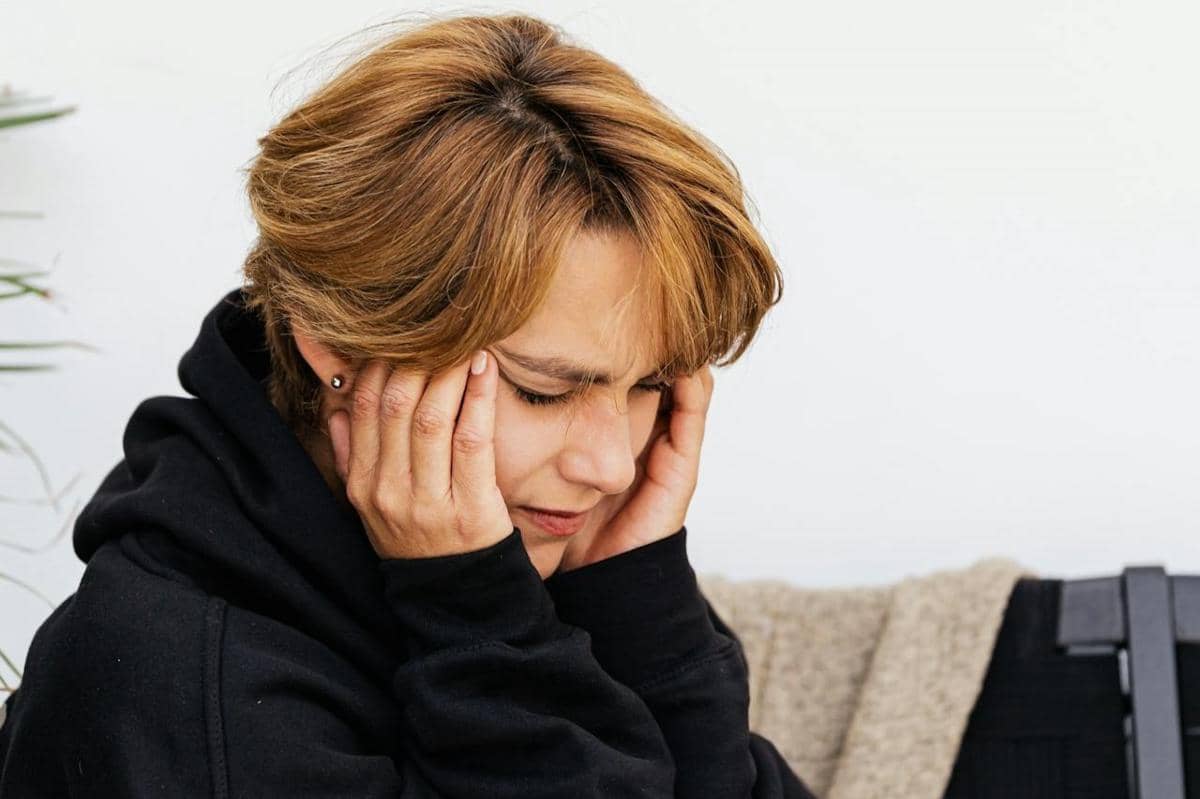 Wanita sedang stres.