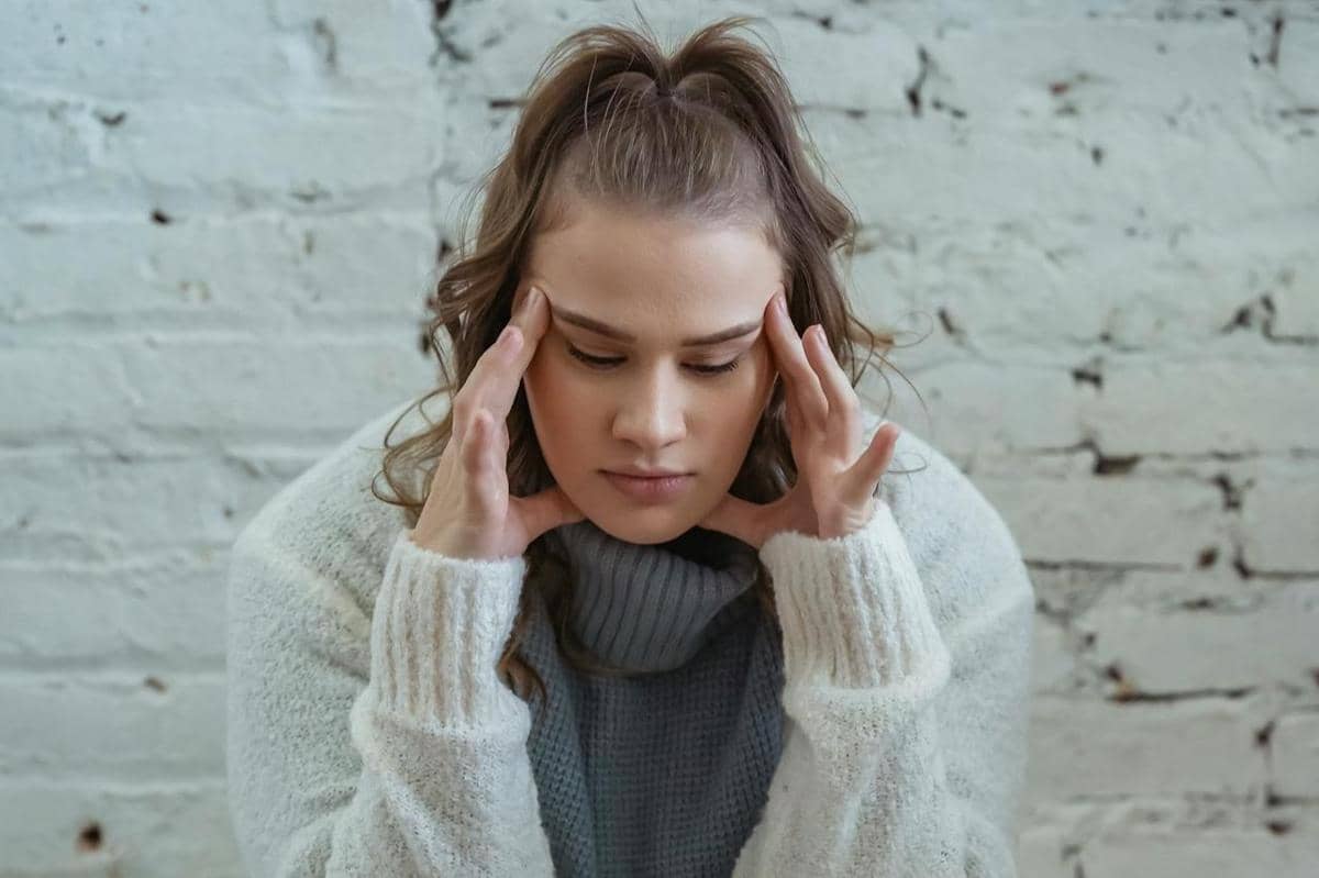 Wanita sedang stres.