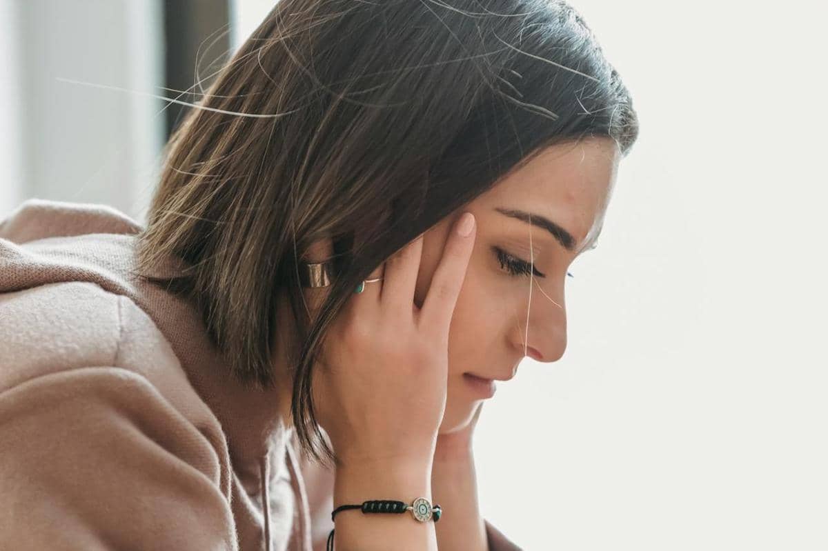 Wanita sedang stres.