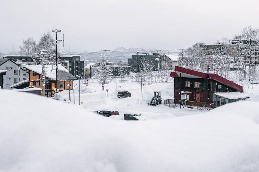 ilustrasi salju di Niseko 