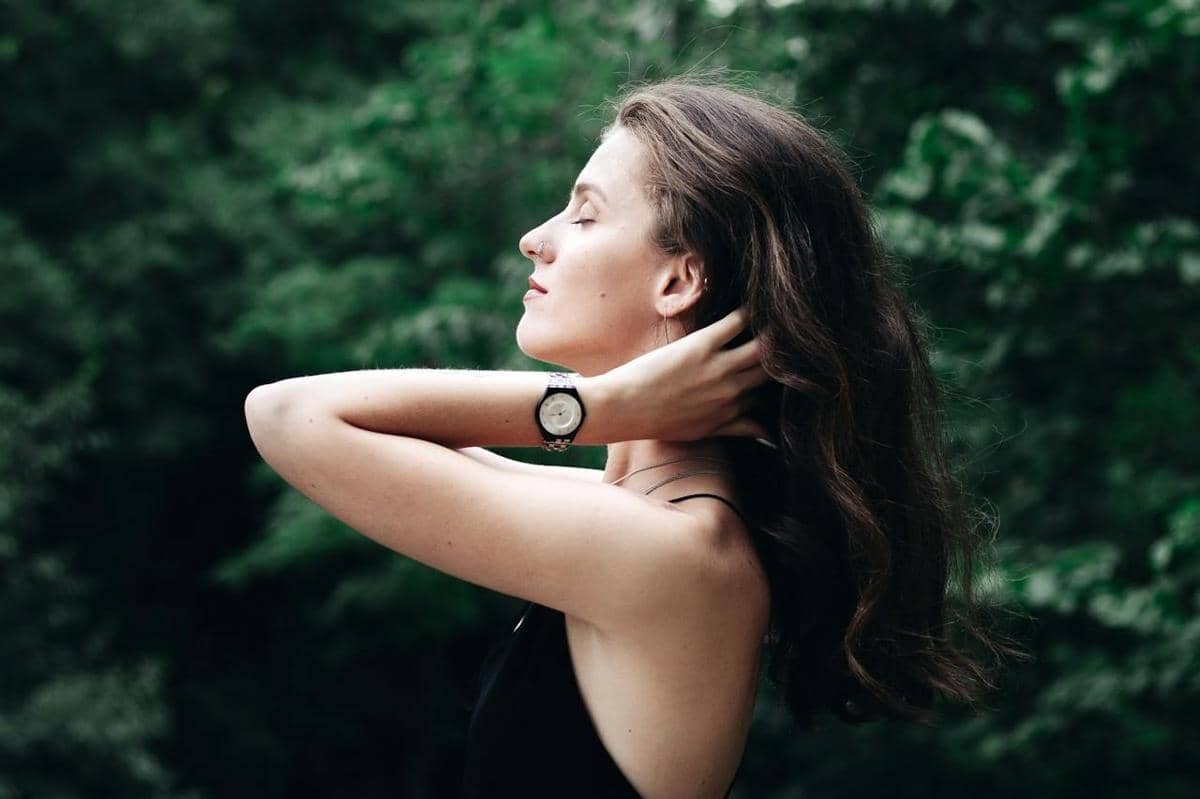 Wanita sedang menikmati alam.