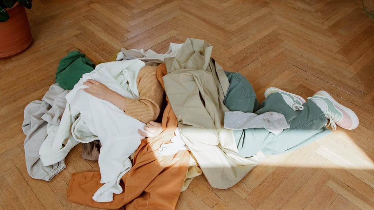 ilustrasi tumpukan pakaian