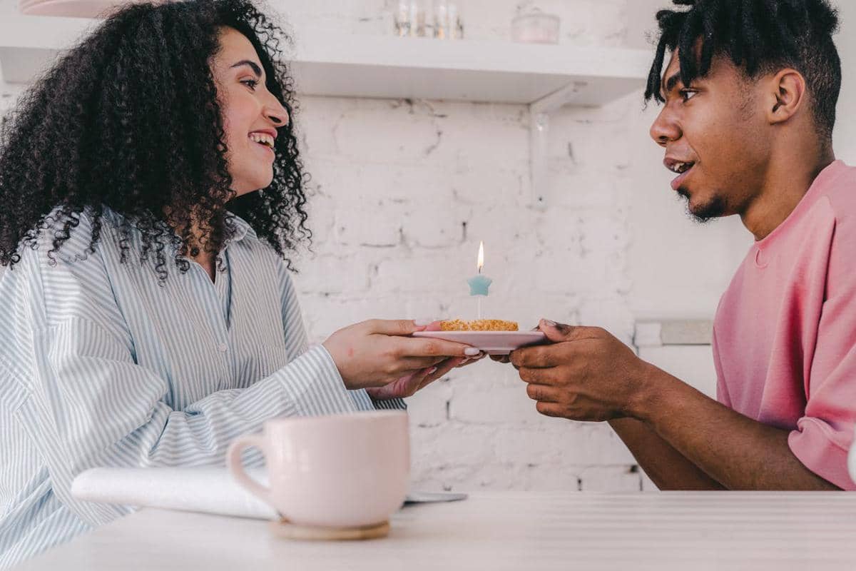 ilustrasi wanita dan pria memegang piring dengan lilin yang menyala