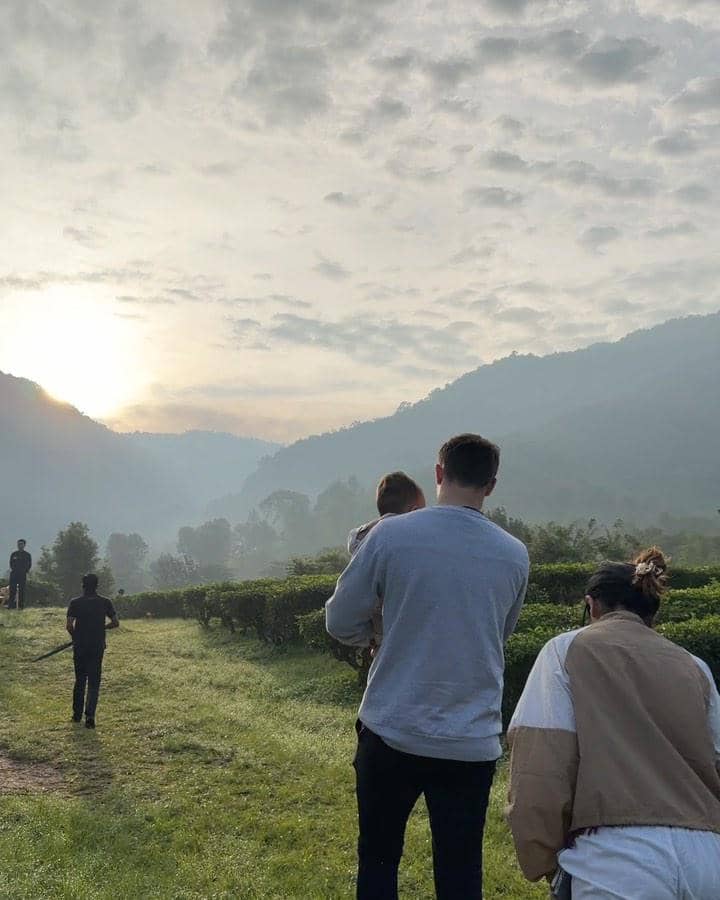 Sarah Keihl dan keluarga piknik di puncak.