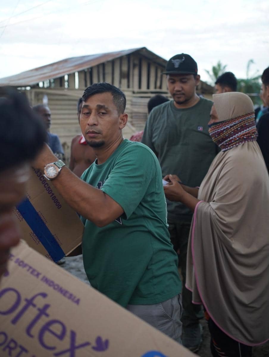 Teuku Wisnu menyalurkan 14 ton logistik ke Aceh Tamiang.