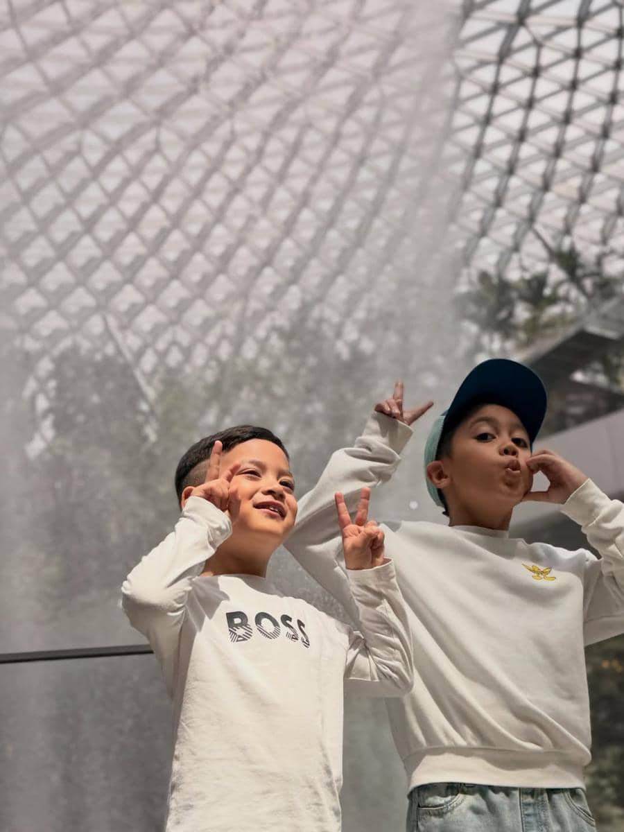 Rifky Balweel dan keluarga berlibur di Singapura.