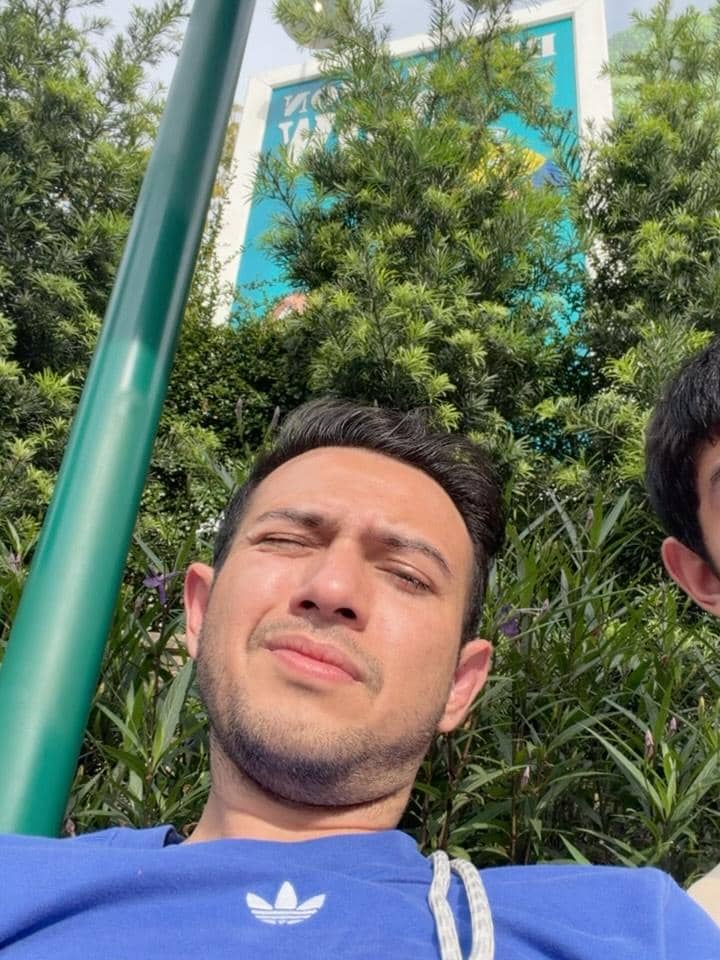 Rifky Balweel dan keluarga berlibur di Singapura.