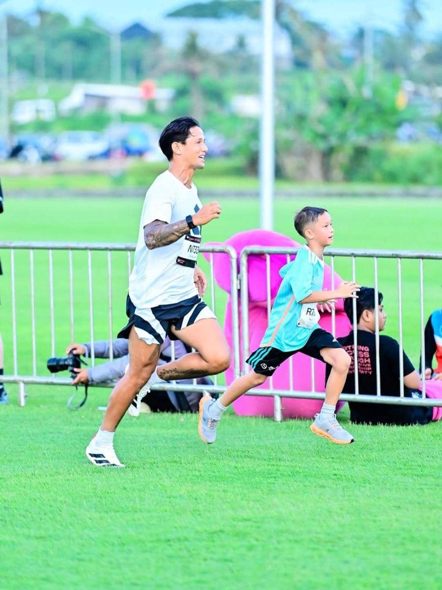 Irfan Bachdim lari bareng anak.