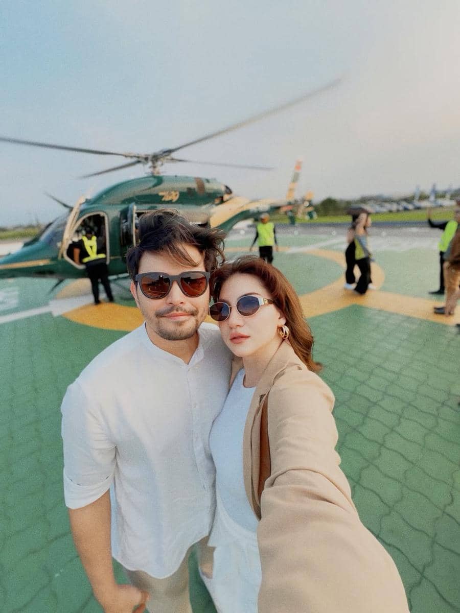 Alessia Cestaro dan suami naik helikopter.
