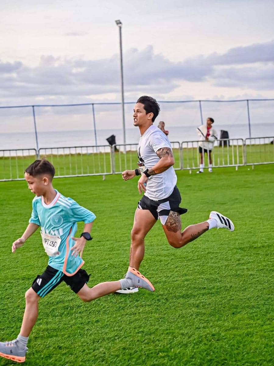 Irfan Bachdim lari bareng anak.