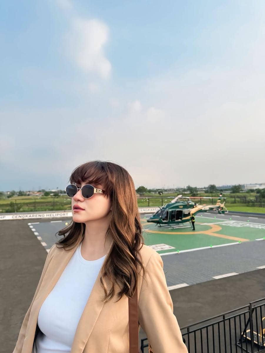 Alessia Cestaro dan suami naik helikopter.