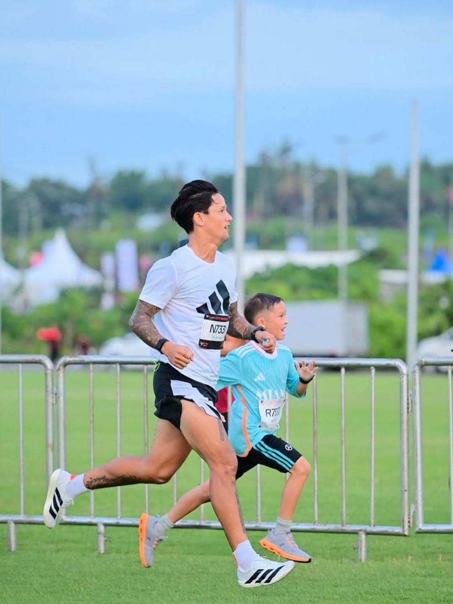 Irfan Bachdim lari bareng anak.
