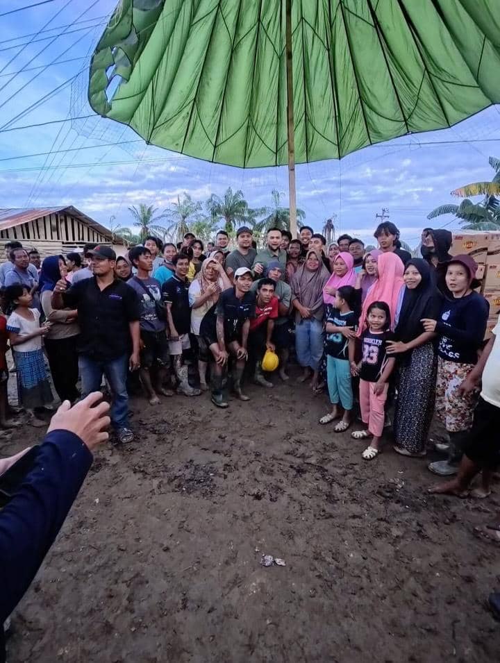 Teuku Wisnu menyalurkan 14 ton logistik ke Aceh Tamiang.