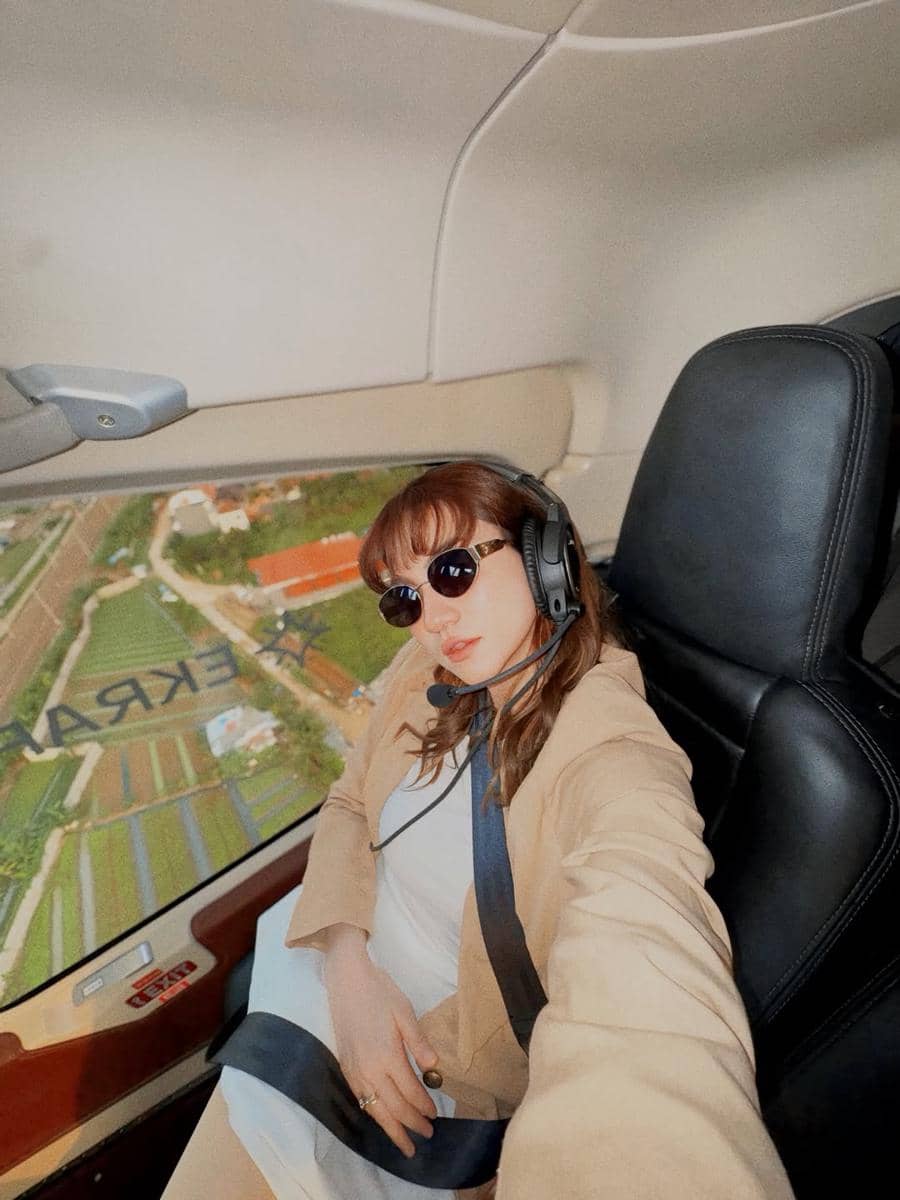 Alessia Cestaro dan suami naik helikopter.