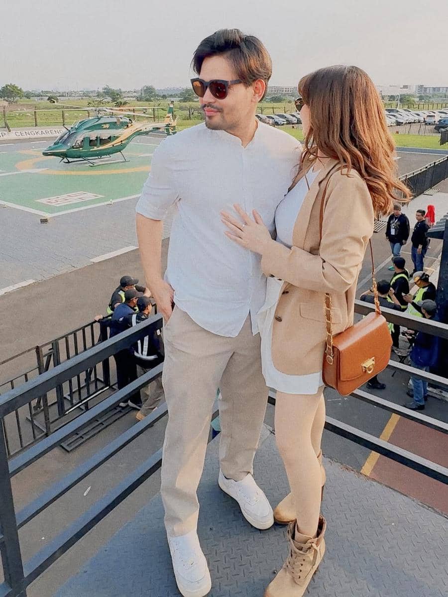 Alessia Cestaro dan suami naik helikopter.