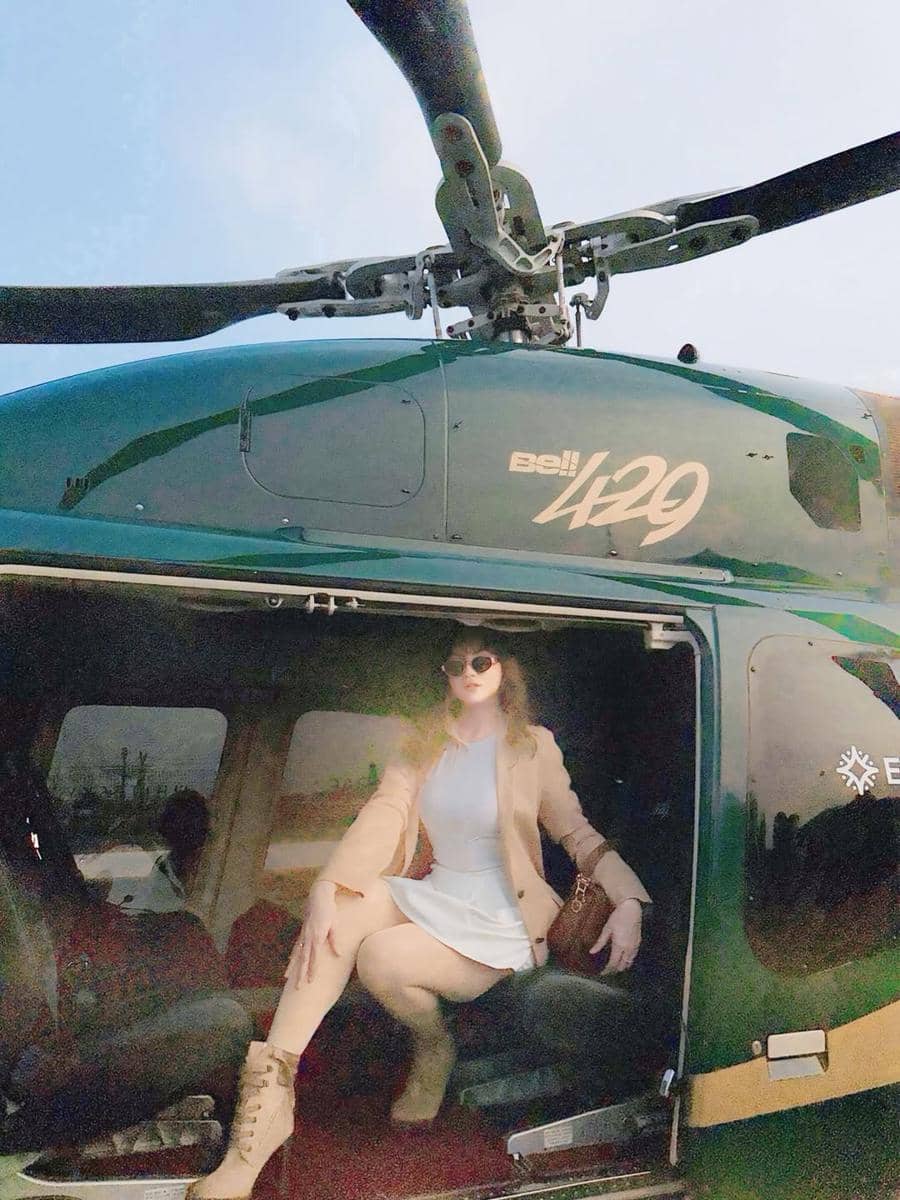 Alessia Cestaro dan suami naik helikopter.