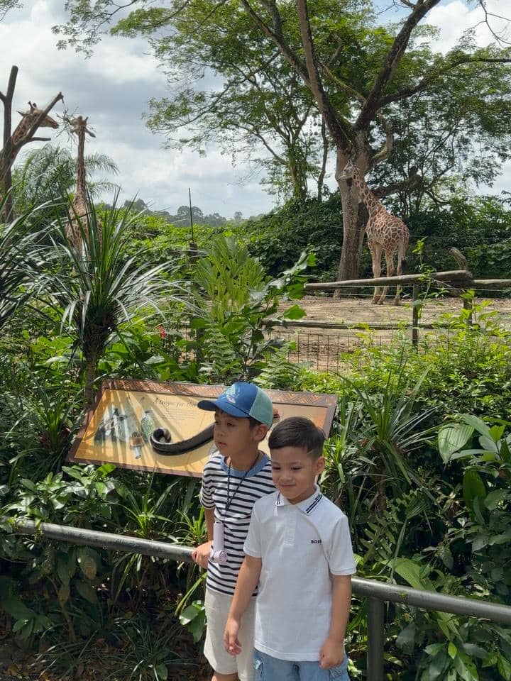 Rifky Balweel dan keluarga berlibur di Singapura.