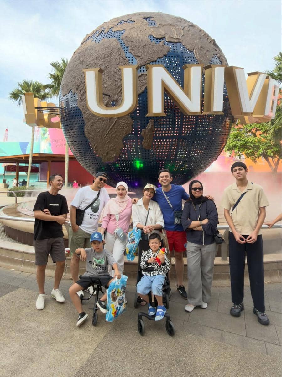 Rifky Balweel dan keluarga berlibur di Singapura.