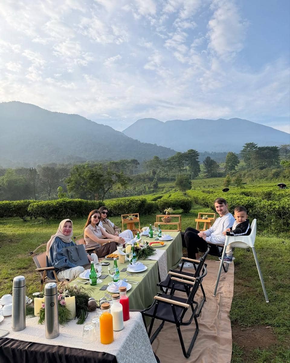 Sarah Keihl dan keluarga piknik di puncak.