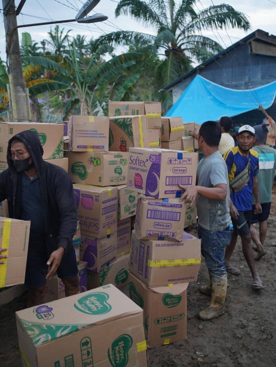 Teuku Wisnu menyalurkan 14 ton logistik ke Aceh Tamiang.