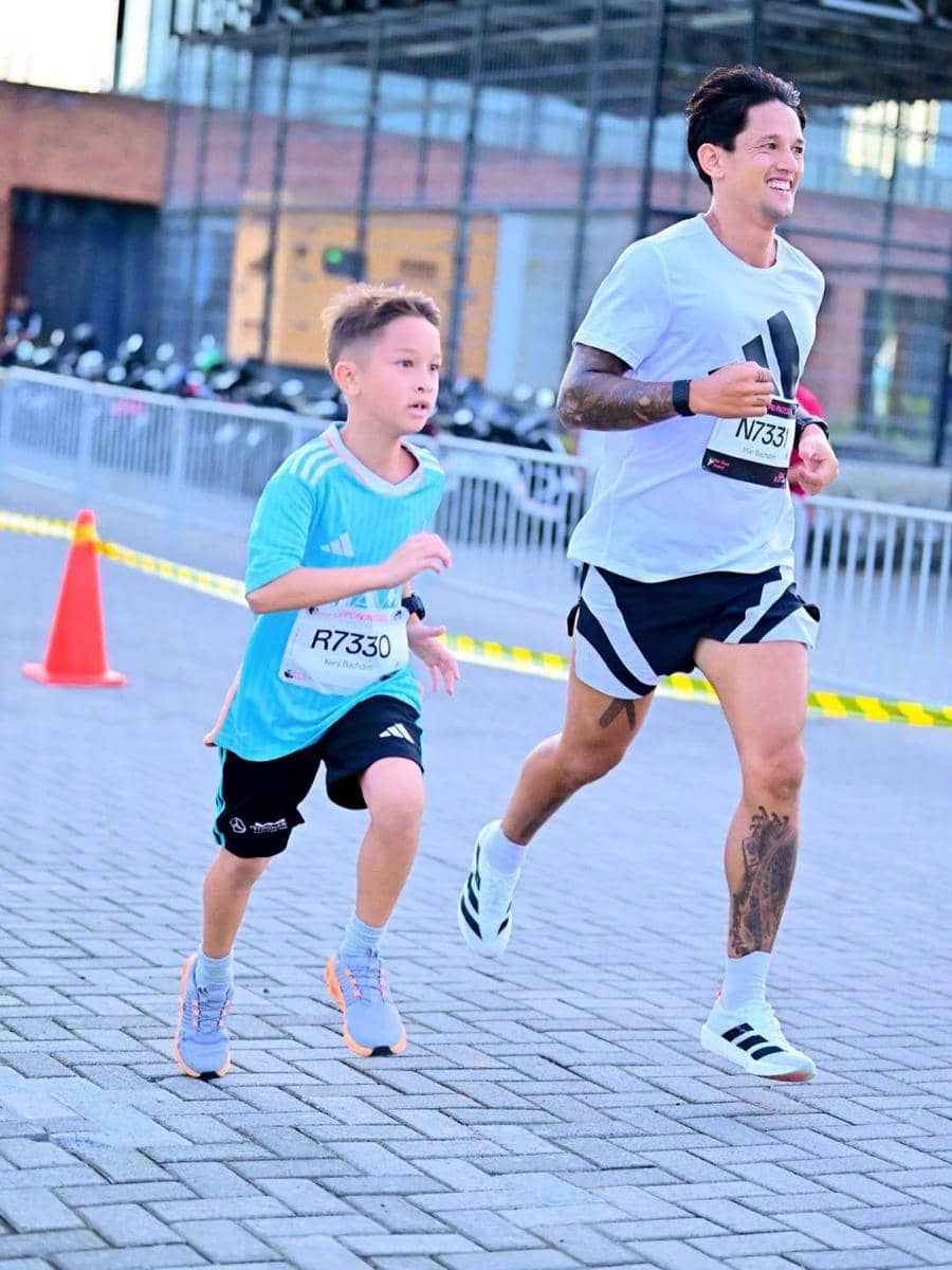 Irfan Bachdim lari bareng anak.