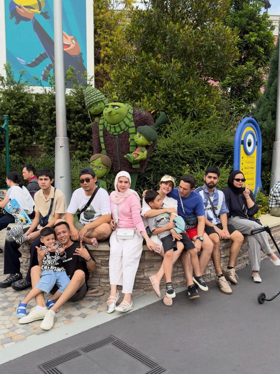 Rifky Balweel dan keluarga berlibur di Singapura.