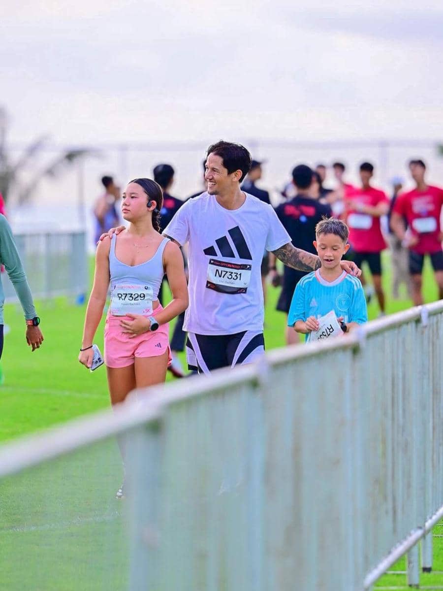 Irfan Bachdim lari bareng anak.