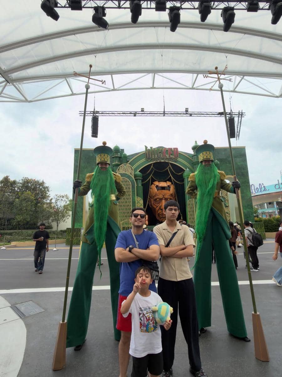 Rifky Balweel dan keluarga berlibur di Singapura.