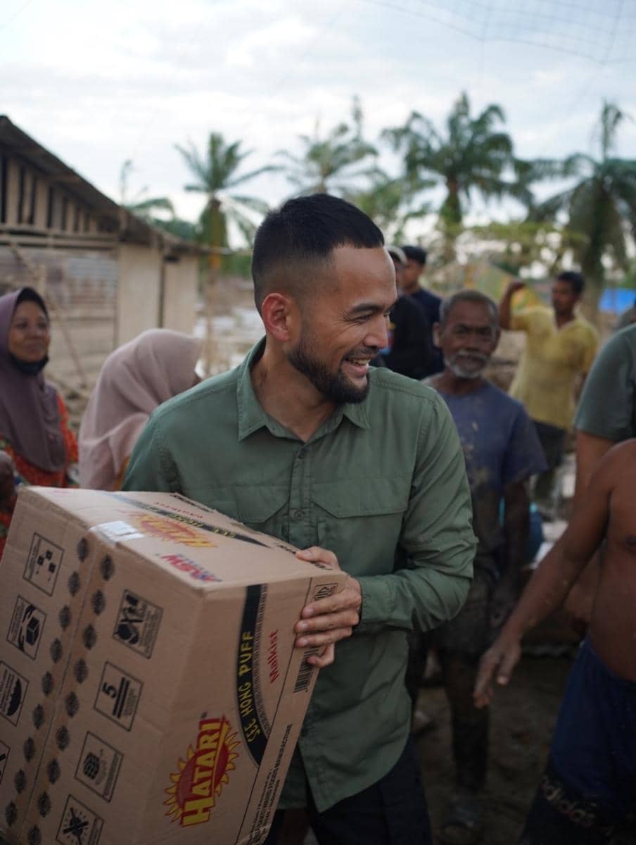 Teuku Wisnu menyalurkan 14 ton logistik ke Aceh Tamiang.