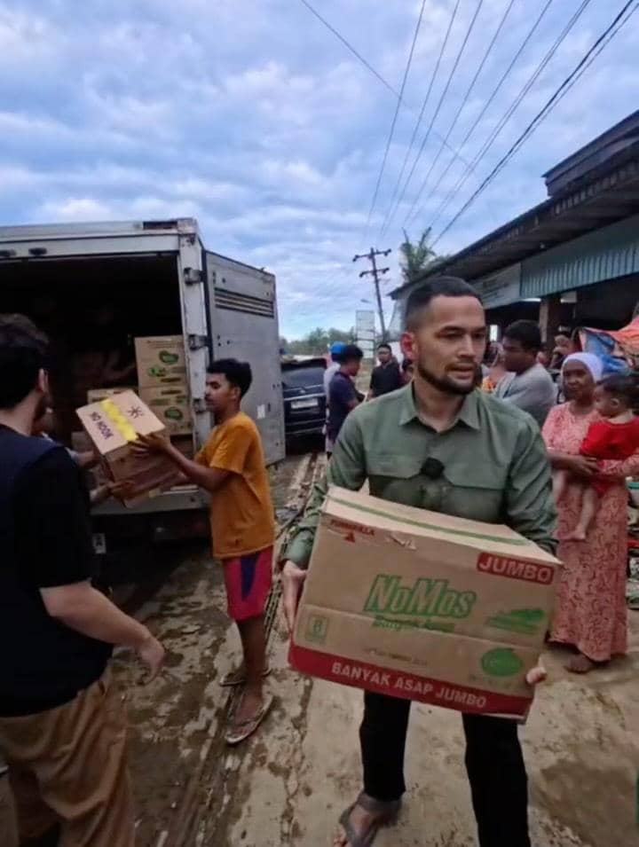 Teuku Wisnu menyalurkan 14 ton logistik ke Aceh Tamiang.