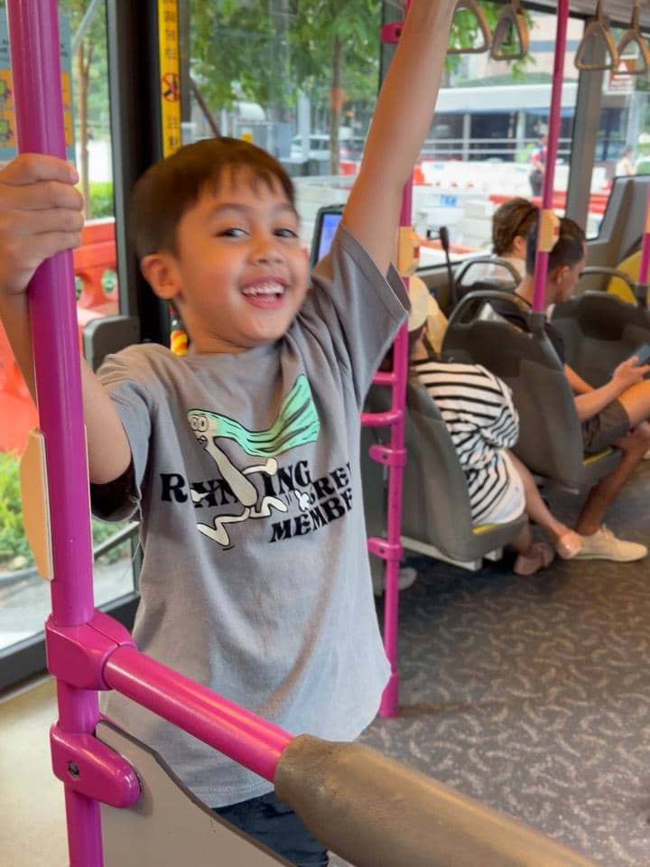 Rifky Balweel dan keluarga berlibur di Singapura.