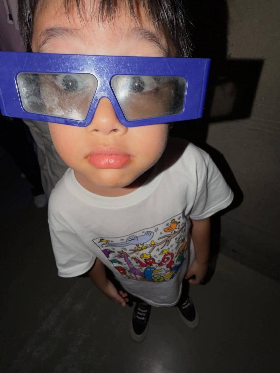 Rifky Balweel dan keluarga berlibur di Singapura.