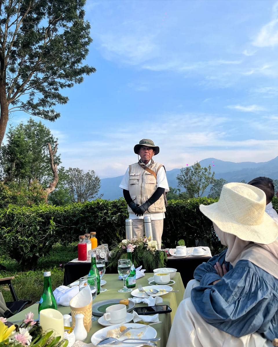 Sarah Keihl dan keluarga piknik di puncak.