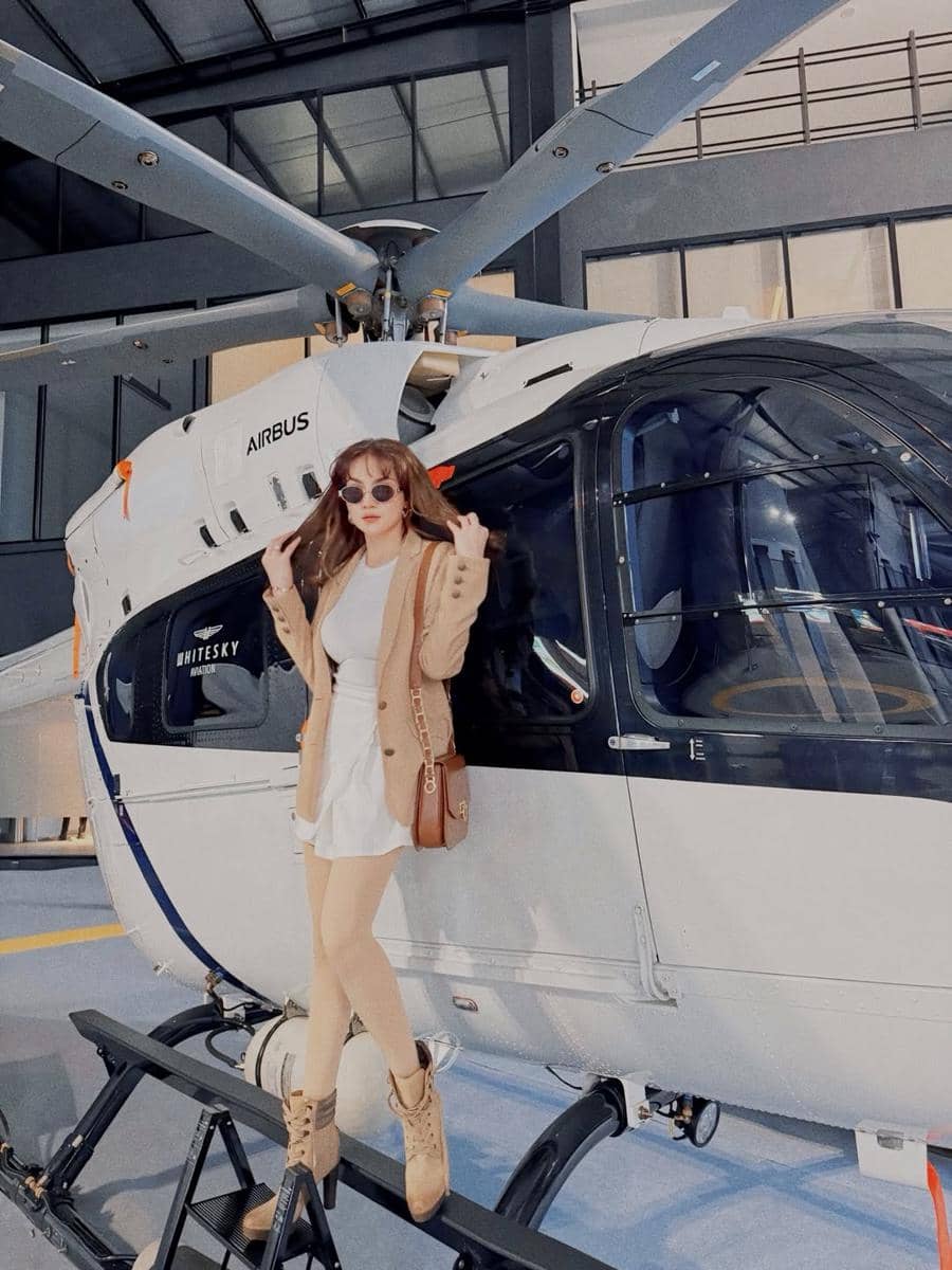 Alessia Cestaro dan suami naik helikopter.