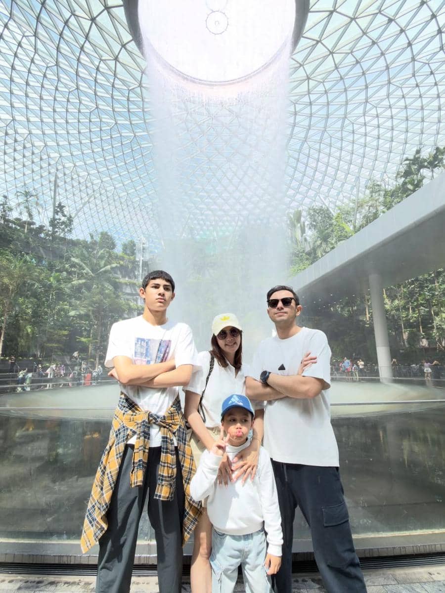 Rifky Balweel dan keluarga berlibur di Singapura.