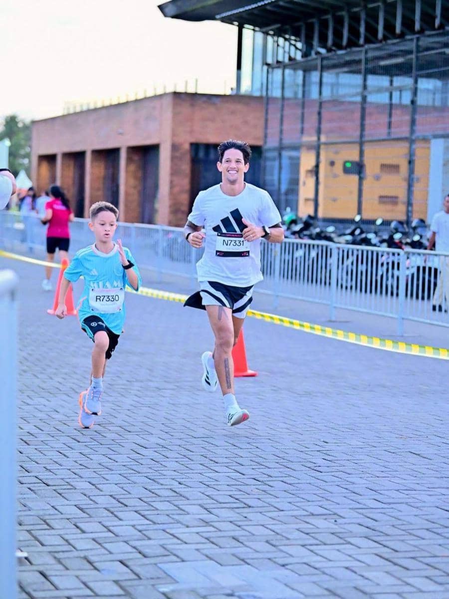 Irfan Bachdim lari bareng anak.