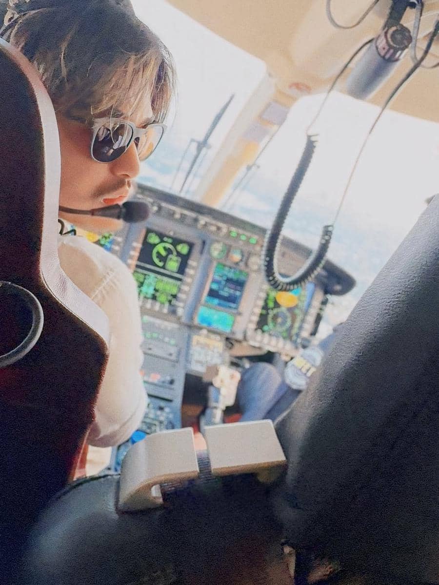 Alessia Cestaro dan suami naik helikopter.