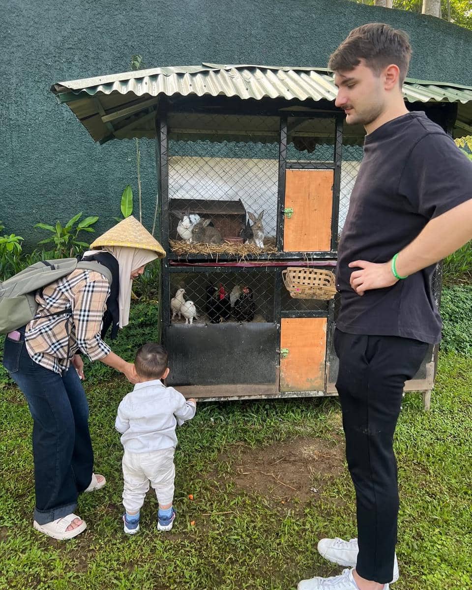 Sarah Keihl dan keluarga piknik di puncak.