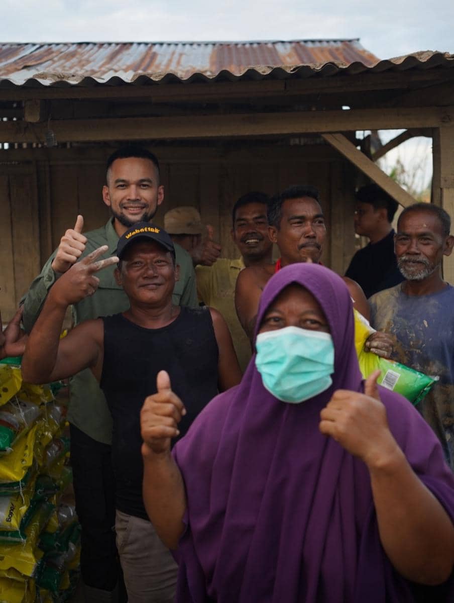 Teuku Wisnu menyalurkan 14 ton logistik ke Aceh Tamiang.