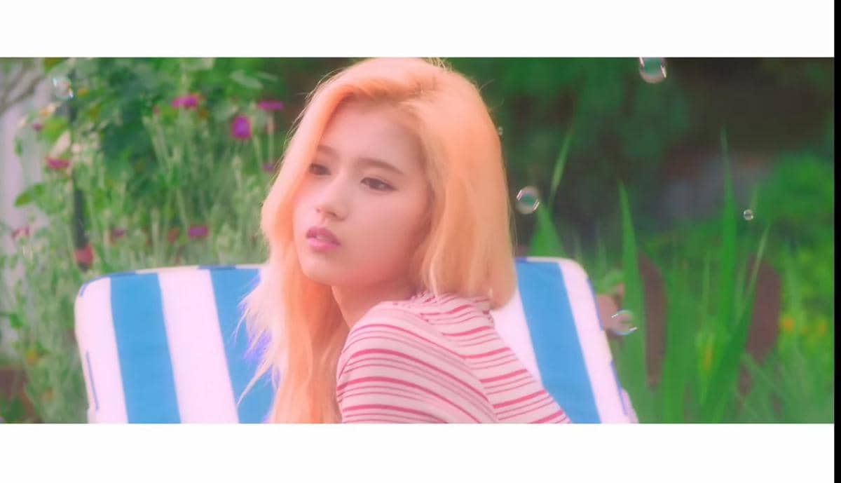 Cuplikan Sana TWICE di MV Instant Love milik Junho 